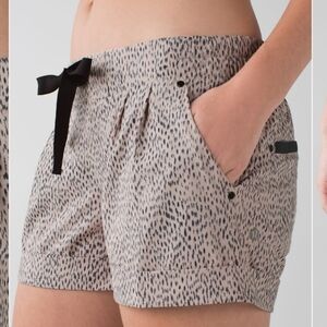 Lululemon Sprint Breakaway Shorts in Dottie Dash Tan and Black Size 8